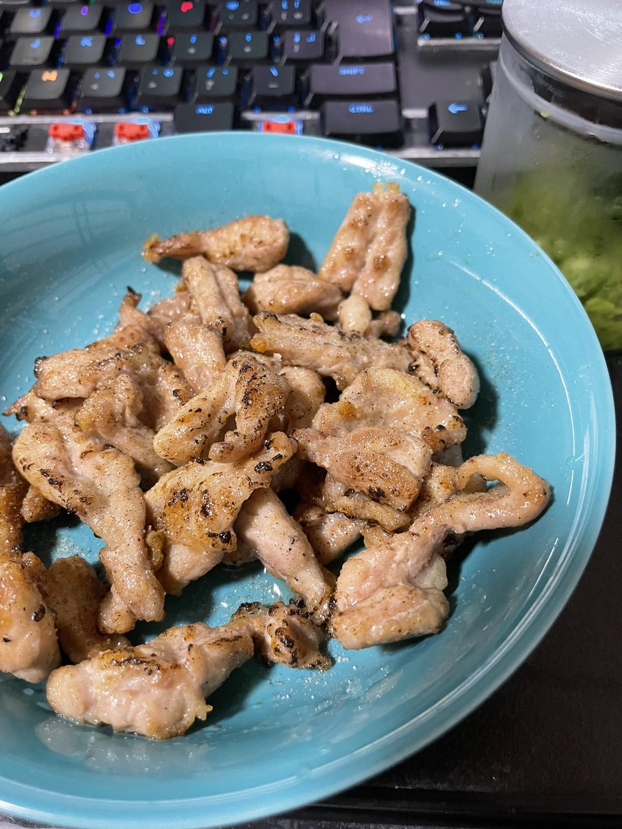 esySc's tweet photo. セセリの焼き鳥
祭りの焼き鳥が鉄板で火を入れたあと最後に直火で焼き上げてたの見て、フライパンで加熱後バーナーで炙ってみた。
すげーうまい https://t.co/jGjxzSZlLo