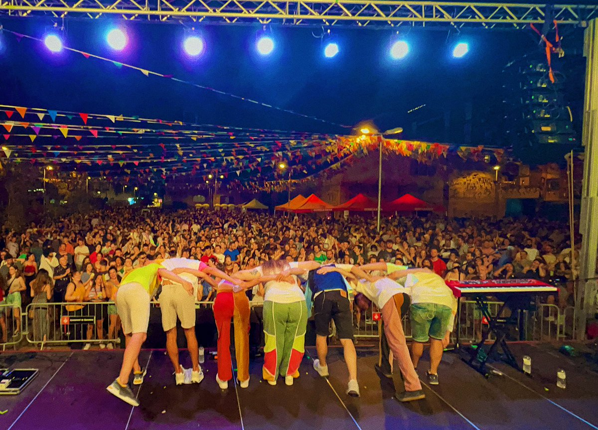 km0_oficial's tweet photo. Divendres a la nit va passar això a Sants! Moltíssimes gràcies @borinots per la confiança✨🫶🏽 I a tothom que ens va venir a fer costat! https://t.co/s4FZI2hu5B