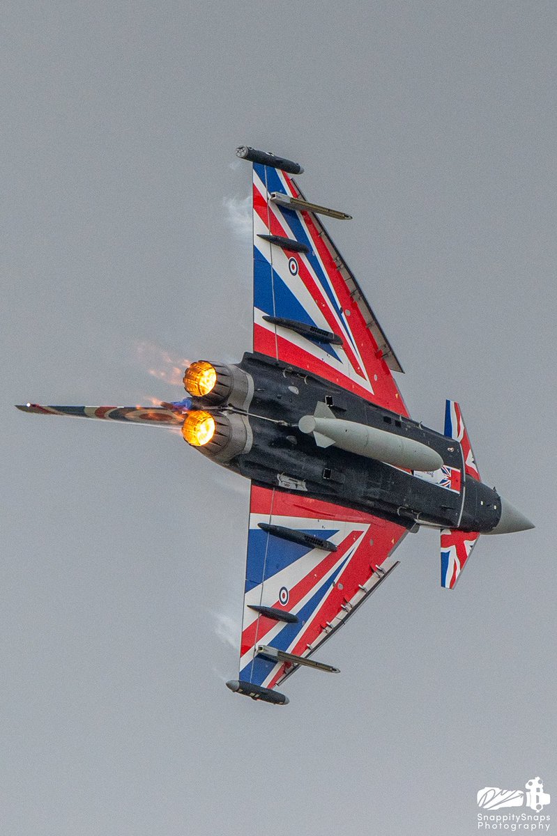 SnappitysnapsP's tweet photo. Turn & Burn π€π₯π₯π₯π₯
Flight Lieutenant Matt Brighty slams on the afterburners as they arc over RAF Fairford during RIAT 2023.
@RAFTyphoonTeam @NikonEurope @airtattoo @RAFConingsby @RoyalAirForce @eurofighter
#Typhoon #typhoondisplayteam #raftyphoondisplay #RIAT2023 #Nikon https://t.co/I16TQagic4
