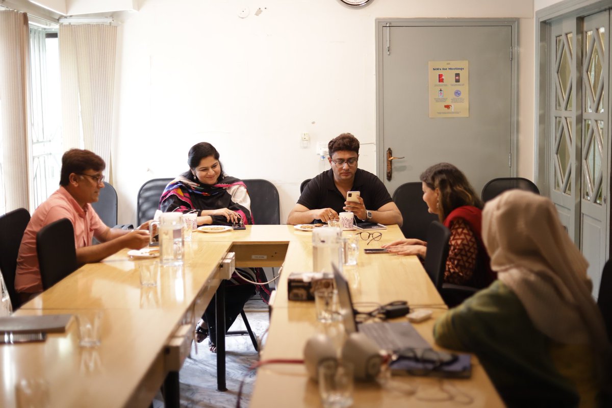 Exploring new horizons with the amazing team from Fatima Jinnah University at Bargad's inspiring office today! 🌟🏢 #DelegationVisit #FJUxBargad #InspiringConnections
.
.
.
#BargadTeam #BargadYouth #youth #YouthEmpowerment #empowerment #YouthWorkshops #youthencouragement