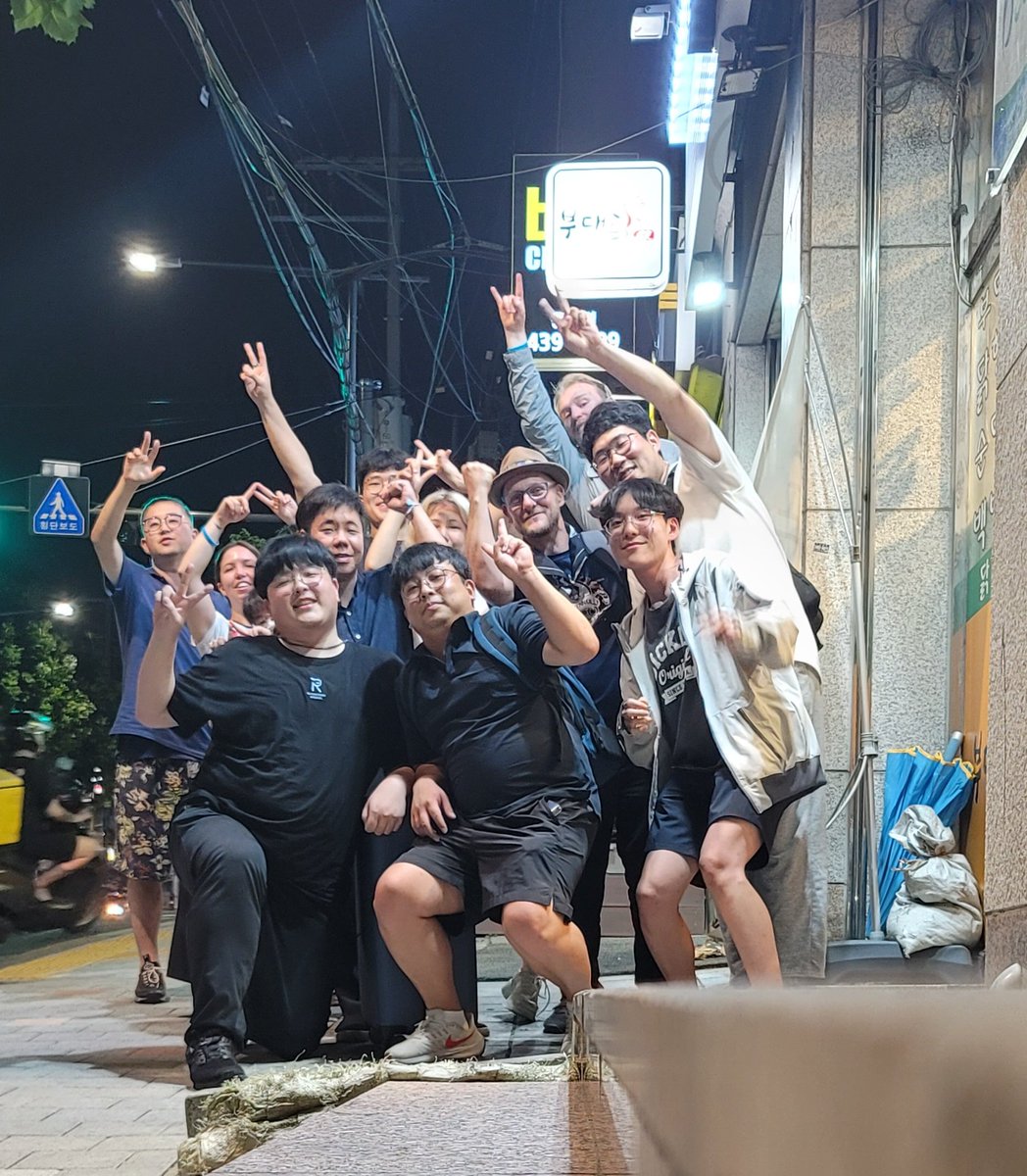 phytology_RES's tweet photo. 1주일 지나서야 올리는 사진.

#ingress  #anomaly #anomalyafterparty 

이기든 지든,
재밌게 놀았다. 
재밌으면 그게 최고지 뭐.

#ctrl #ctrlanomaly
#kobeanomaly #kobemoikoube #kobeikoube
#RESISTANCE https://t.co/Qjlnx1akHQ