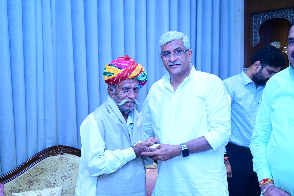 gssjodhpur's tweet photo. जोधपुर जिले के रनेरी गांव का मंगणियार समुदाय अपनी अनोखी संगीत परंपरा के लिए विख्यात है। 

मुझे बहुत खुशी हुई कि इस समुदाय के एक महान प्रतिनिधि 'प्यालेदार' सिंधी सारंगी के गुरु पद्मश्री प्राप्त आदरणीय श्री लाखा खान जी आज मेरे जोधपुर निवास में पधारे। 

मैं उनकी कला का प्रशंसक हूं और कामना करता हूं कि उनकी अद्वितीय कला अगली पीढ़ियों तक पहुंचे। खान साहब को हृदय से शुभकामनाएं!