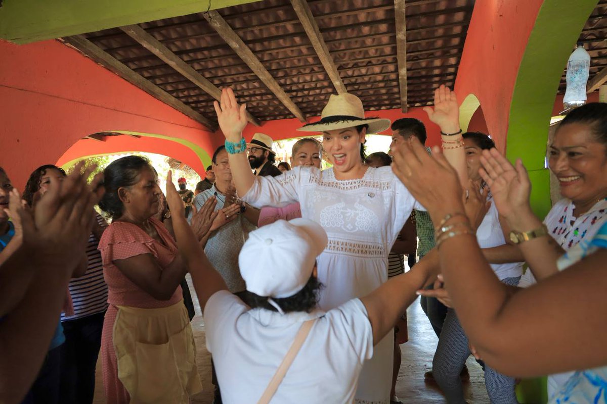 ComeleCarnal's tweet photo. Al final, nos quedamos con Rosy y las cocineras del restaurante a echar un palomazo 🎤🎶, porque en el mar la vida es más sabrosa y se goza. https://t.co/DGJIr3oJEC