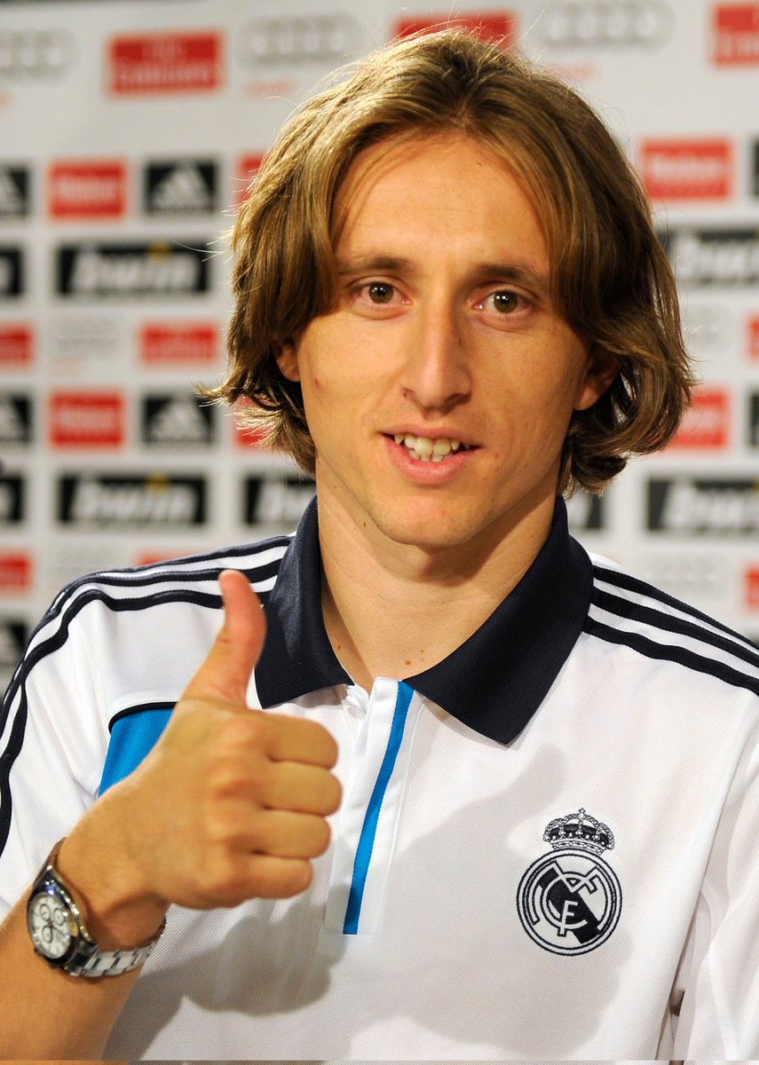 _FiestaFutbol's tweet photo. 🏆 5x Champions League winner.
🏆 9x domestic trophies in Spain.
🏆 Ballon d'Or holder.
🎉 Today marks 𝐄𝐋𝐄𝐕𝐄𝐍 years since Luka Modrić's entrance to Real Madrid! 🍷👑 The man's a footballing legend who keeps getting better with time. What's his secret? 🕵️♂️🔥 #ModricMagic #TimelessTalent