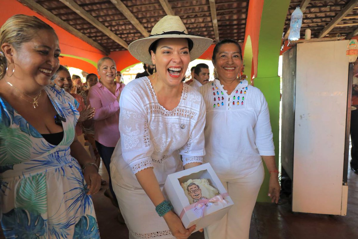 ComeleCarnal's tweet photo. Al final, nos quedamos con Rosy y las cocineras del restaurante a echar un palomazo 🎤🎶, porque en el mar la vida es más sabrosa y se goza. https://t.co/DGJIr3oJEC