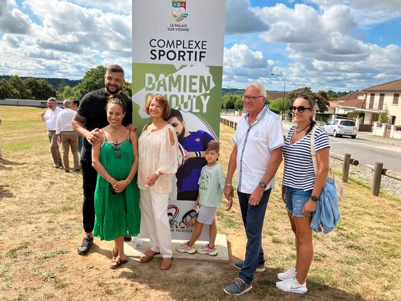 LePopu_sports's tweet photo. L'ancien troisième ligne international Damien Chouly a donné son nom au complexe sportif du Palais-sur-Vienne où il a grandi et début sa carrière
https://t.co/pNtDqSLOFT https://t.co/w9LiRXsaTg