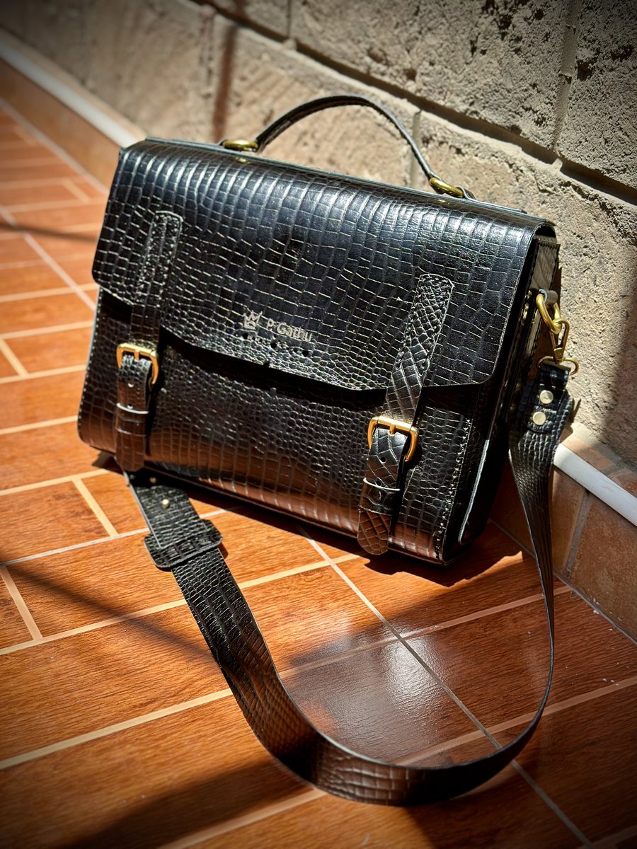 AraniGoods's tweet photo. Black croco Arani messenger bag
#luxurylifestyle #madeinkenya https://t.co/T0vO29oHId