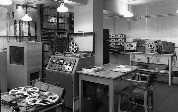 ダービシャーの死後、ノーザンプトンにある家の屋根裏部屋から267本のテープが発見された。
失われたと思われた作品も含めて。
2017年、電子音楽への貢献に対してコヴェントリー大学から死後名誉博士号が贈られる。
こちらのBBCの映像は、彼女の制作過程がわかって貴重だ。
youtube.com/watch?v=qsRuhC…