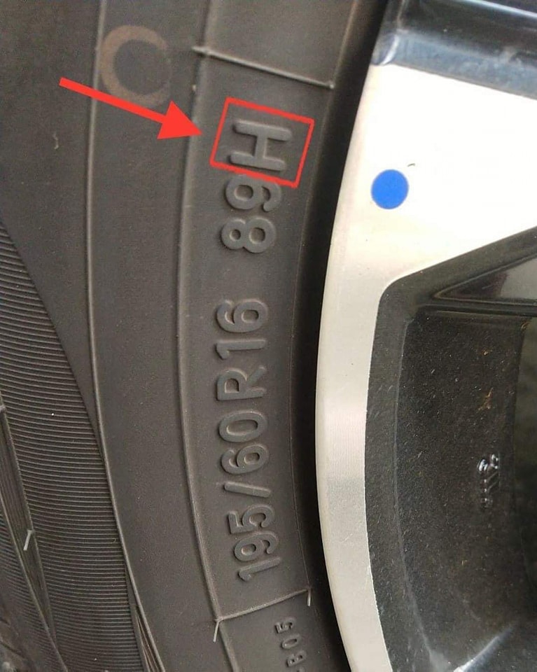 zafranmustafa's tweet photo. Ilmu Tayar.

Huruf terakhir – contoh : H adalah had maksimum kelajuan 210 km/jam (jangan main tekan pedal ikut suka ya!).

Jika ianya huruf terakhir seperti di bawah, ia membawa maksud:

i.   S = Maksimum had laju 180 km/j
ii.  T = Maksimum had laju 190 km/j
iii.  U = Maksimum had laju 200 km/j
iv.  V = Maksimum had laju 240 km/j
v.   Z = Melebihi had laju 240 km/j
vi.  W = Maksimum had laju 270 km/j
vii.  Y = Maksimum had laju 300 km/j
viii. ZR = melebihi 270 km/j ke atas

Check tayar masing-masing cepat.