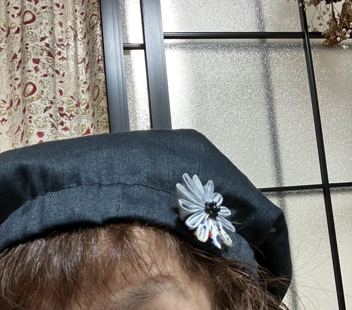 it2_sato's tweet photo. @Satsuki_bib 
型紙使わせて頂きました
裏はガラガラ
ハギレ大活躍😅
つぎは
キノコ🍄だぁ
#ベレー帽
#つまみ細工
#ハギレ利用 https://t.co/QAmjV8U23T