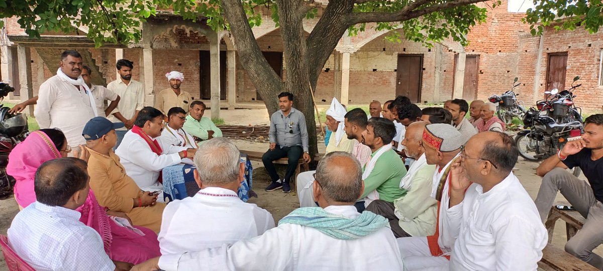 घोसी उपचुनाव में बूथ मज़बूत करने के लिए आज #जमीरा में बूथ प्रभारी और सेक्टर प्रभारी साथियों के साथ समीक्षा बैठक की। एवं विभिन्न गांवों मे जनसम्पर्क कर समाजवादी पार्टी के प्रत्याशी आदरणीय श्री सुधाकर सिंह जी को विजयी बनाने की अपील की।