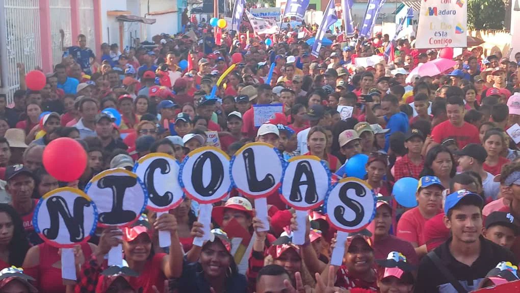 CojedesPsuvOfic's tweet photo. ¡Marea roja marchó en respaldo a Nicolás Maduro!

 Una gran marea roja de pueblo recorrió este sábado las calles del municipio Pao para respaldar las políticas que viene impulsando el presidente @NicolasMaduro 

#TierraDePaz 

@dcabellor
@PartidoPSUV @pinfantea @irisvarela https://t.co/Z7FQOCe4xh