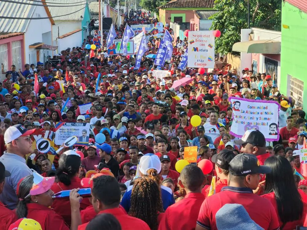 CojedesPsuvOfic's tweet photo. ¡Marea roja marchó en respaldo a Nicolás Maduro!

 Una gran marea roja de pueblo recorrió este sábado las calles del municipio Pao para respaldar las políticas que viene impulsando el presidente @NicolasMaduro 

#TierraDePaz 

@dcabellor
@PartidoPSUV @pinfantea @irisvarela https://t.co/Z7FQOCe4xh