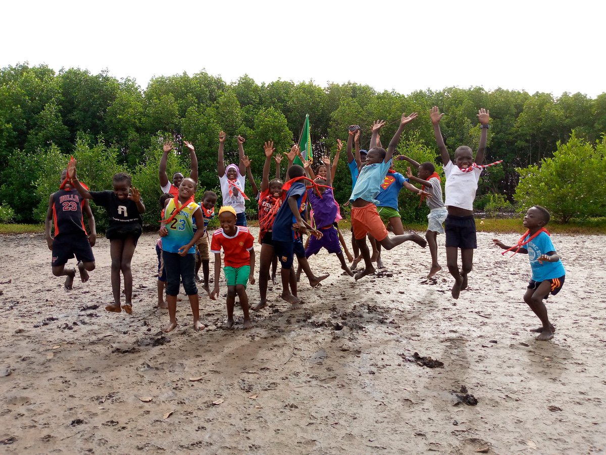 CRS_Sdh's tweet photo. #unevolonte_humanitaire
#Shooting avec les plus petits de la Croix-Rouge dans le cadre du reboisement de mangroves à Sédhiou.
@CRSH_SSHRC @CruzRojaEsp @CroixRougeBE https://t.co/16U2rJDTj4