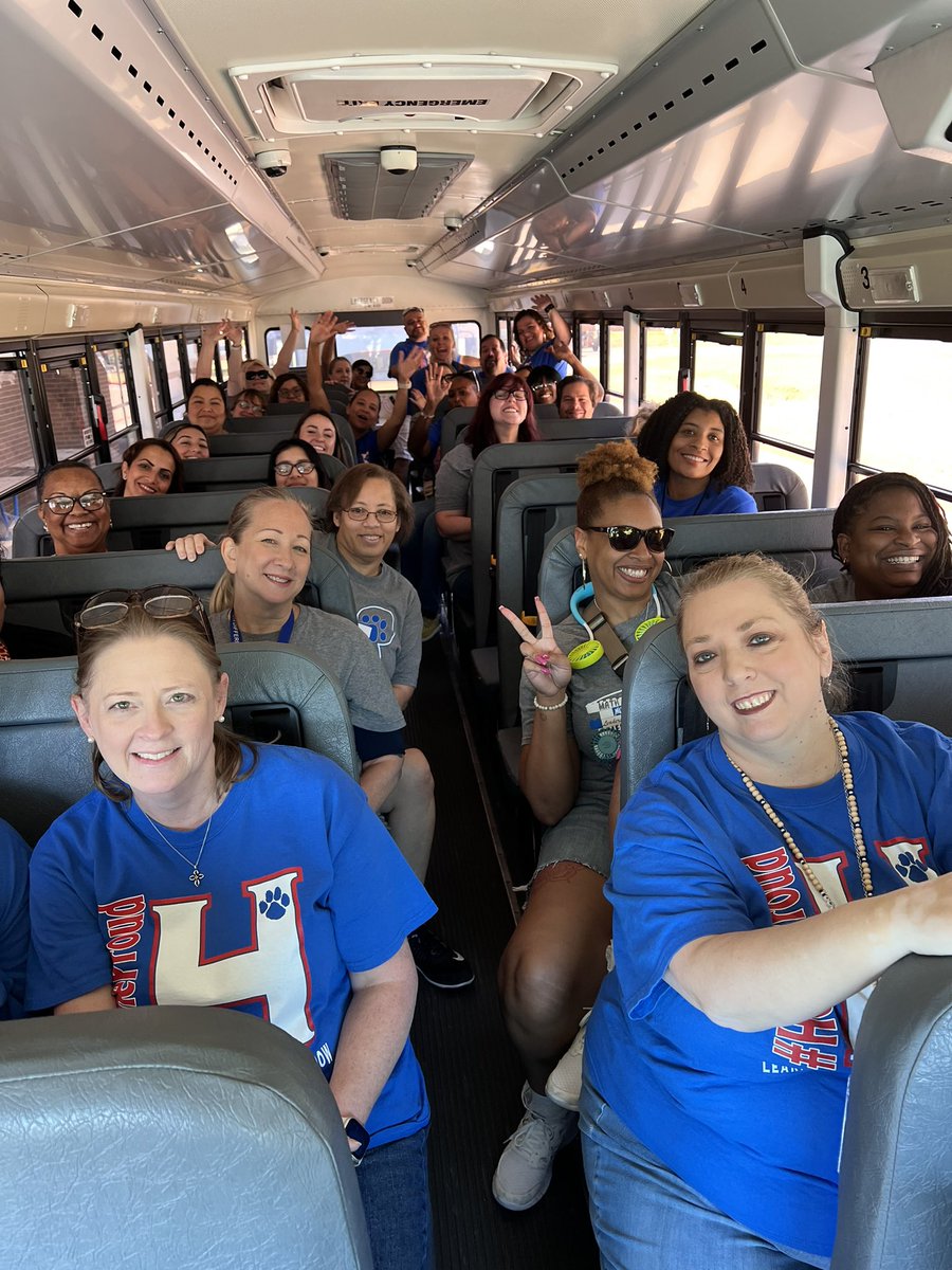 ✨🌟Today, all staff @HorneElementary was all hands on deck to have a successful Community School supplies giveaway!!✨🌟 #BringingOutTheBest @CyFairISD #HorneHoundDogs