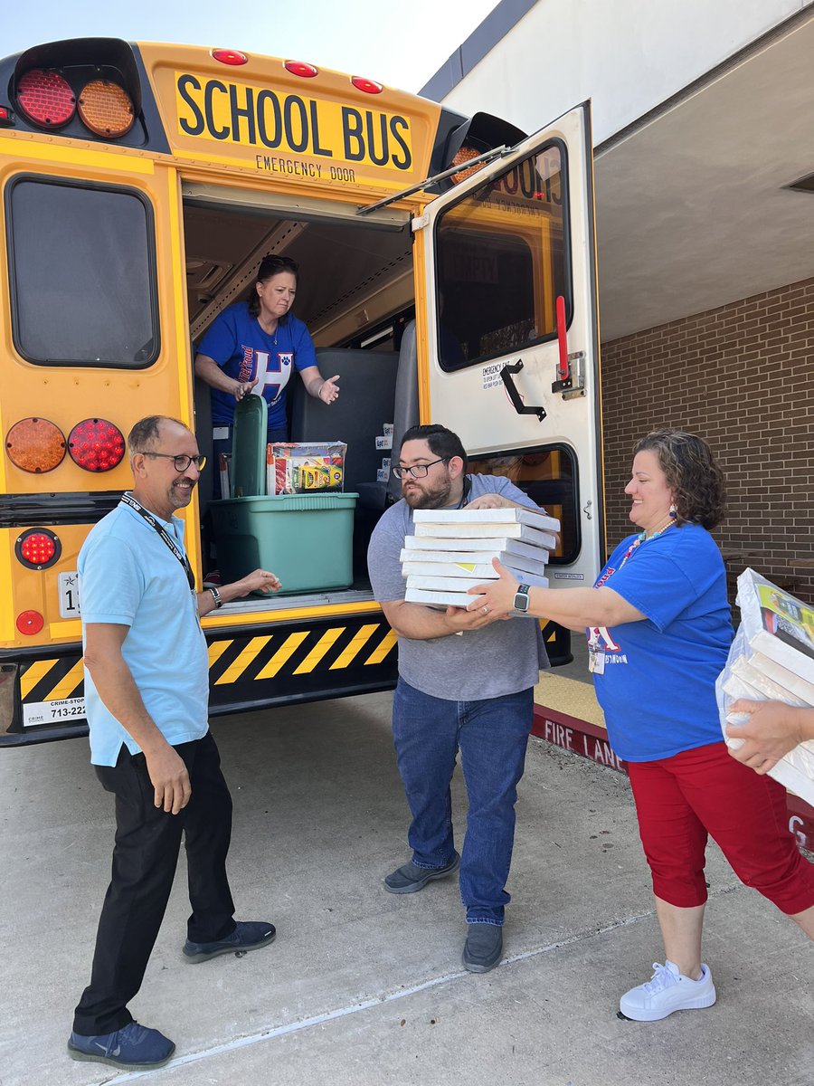 Ms_E_Sanchez's tweet photo. ✨🌟Today, all staff @HorneElementary was all hands on deck to have a successful Community School supplies giveaway!!✨🌟 #BringingOutTheBest @CyFairISD #HorneHoundDogs https://t.co/sz0SuMWLyB