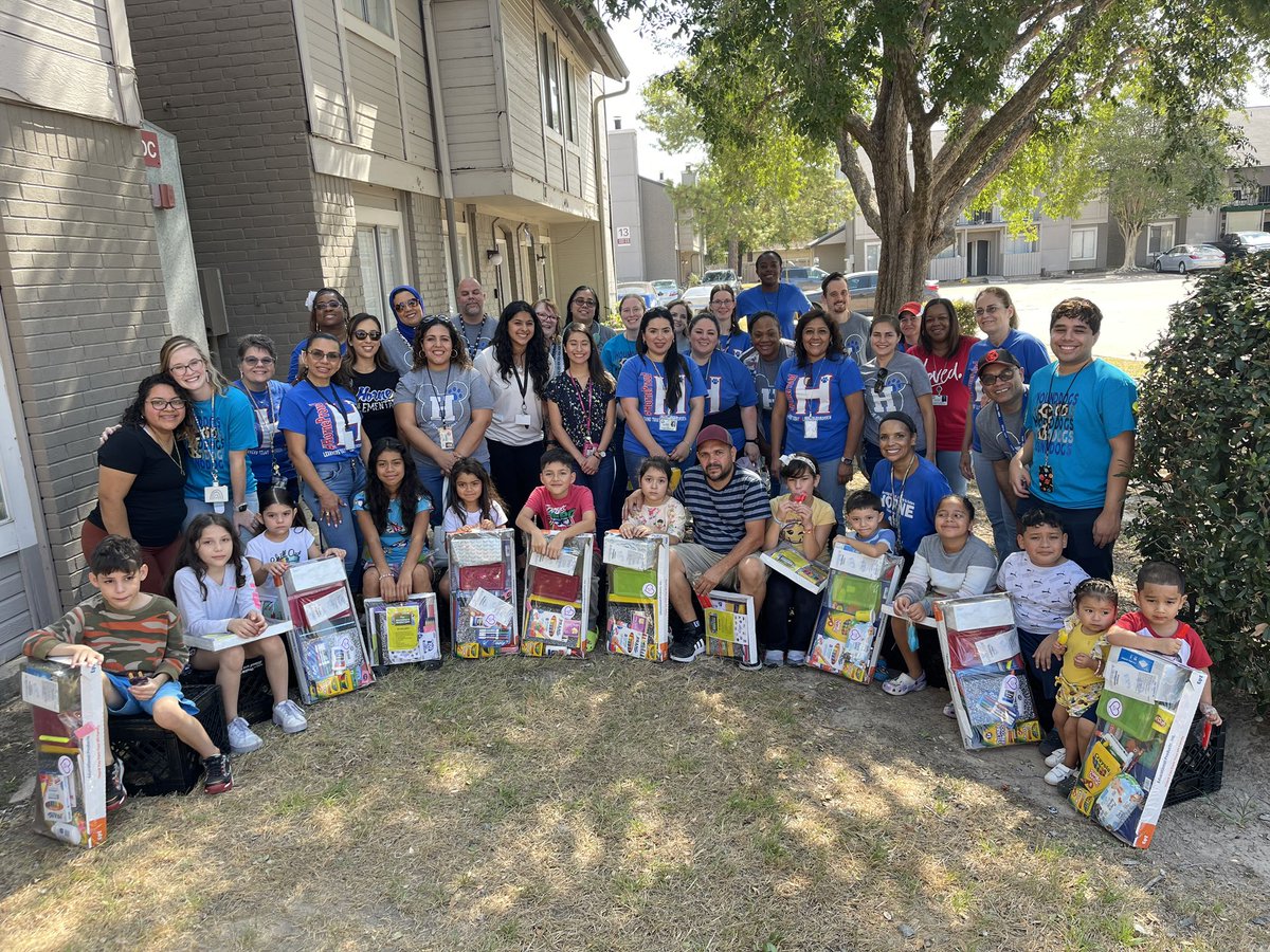 Ms_E_Sanchez's tweet photo. ✨🌟Today, all staff @HorneElementary was all hands on deck to have a successful Community School supplies giveaway!!✨🌟 #BringingOutTheBest @CyFairISD #HorneHoundDogs https://t.co/sz0SuMWLyB