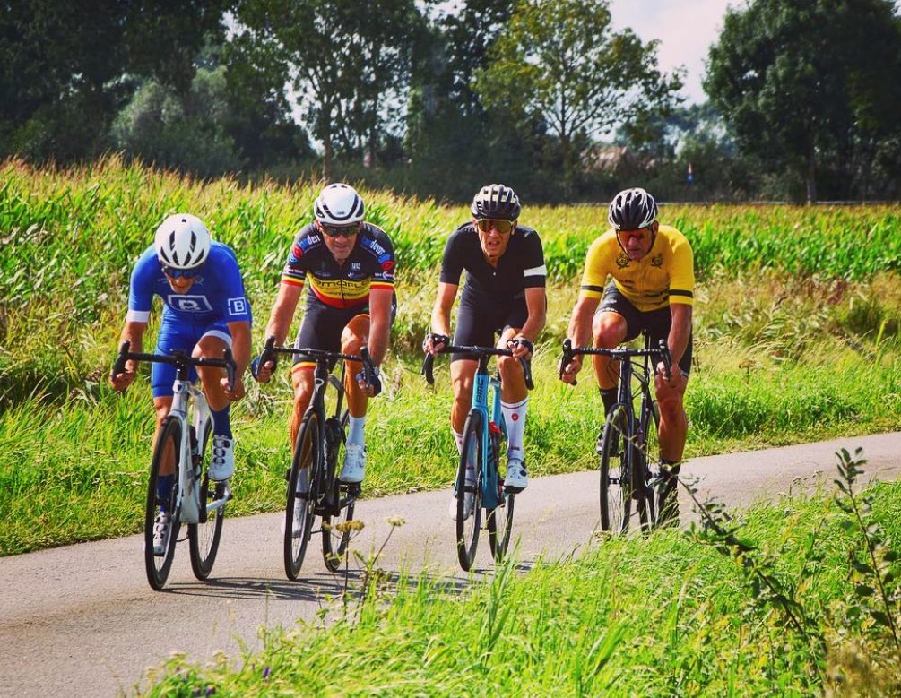 EddyButs's tweet photo. Na een zomer vol hoogtemeters de mannen van de "monsterversnelling" bekampen in een Westvlaamse polderkoers is altijd een uitdaging 😓
...🥈☺️🙃🫣
#cyclinglife #mastercycling #ridebmc #meninblack🖤 https://t.co/3TxRKgTCsi