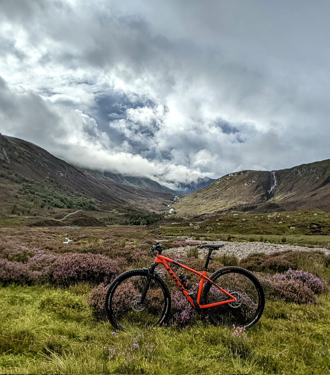 Yesterday's MTB ride from #LochMuick to #BalmoralCairns...🔺🚵‍♂️🌦️🏞️🧡it
#FattyBikers #JustRideIt #PrinceAlbertCairn #Scotland #Nature #Midgies