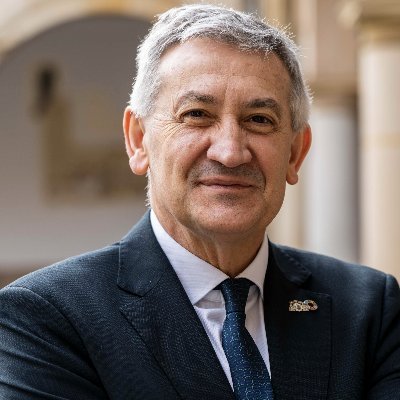 La asamblea general de la <a href="/IUCr/">IUCr</a> , en sesión ordinaria durante el 26 Congreso de la IUCr que se está realizando en Melbourne (Australia), ha elegido de manera unánime a nuestro compañero Santiago García Granda como presidente para los 3 próximos años. Enhorabuena Santiago!!!