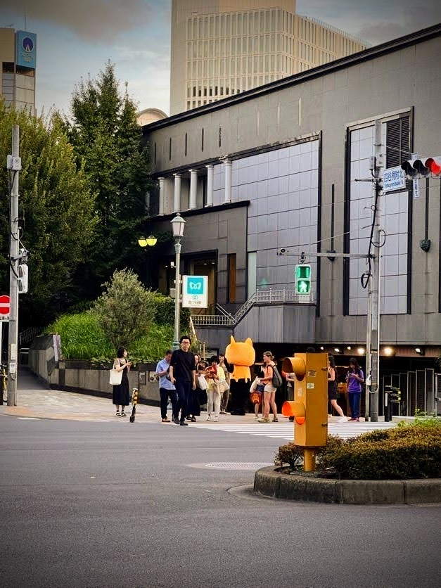 etsuwo's tweet photo. 四谷に現れる黄色い人面猫に触ると健康運と金運の「どっちか」がアップするって聞きました😸⛩️

#おやじちこら　#四ッ谷 https://t.co/YOyyrBD7ai