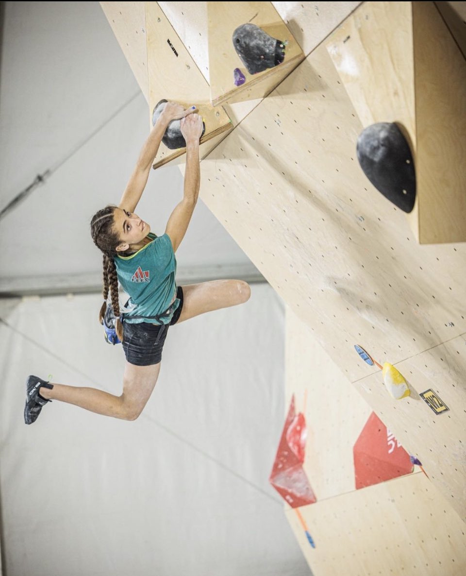 Geila Macià es vesteix de plata 🥈 mundial. La 🧗🏻‍♀️ catalana aconsegueix la segona posició a la final de bloc del Mundial Juvenil @ifsclimbing 👏🏻👏🏻👏🏻 Felicitats, seguim sumant èxits #fetsacasa #sentlamuntanya #sommuntanya #escaladafeec