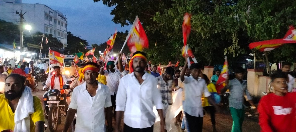 Madhavanoffici's tweet photo. பட்டுக்கோட்டையில் இளைஞர்கள் https://t.co/v7INQuAqdD