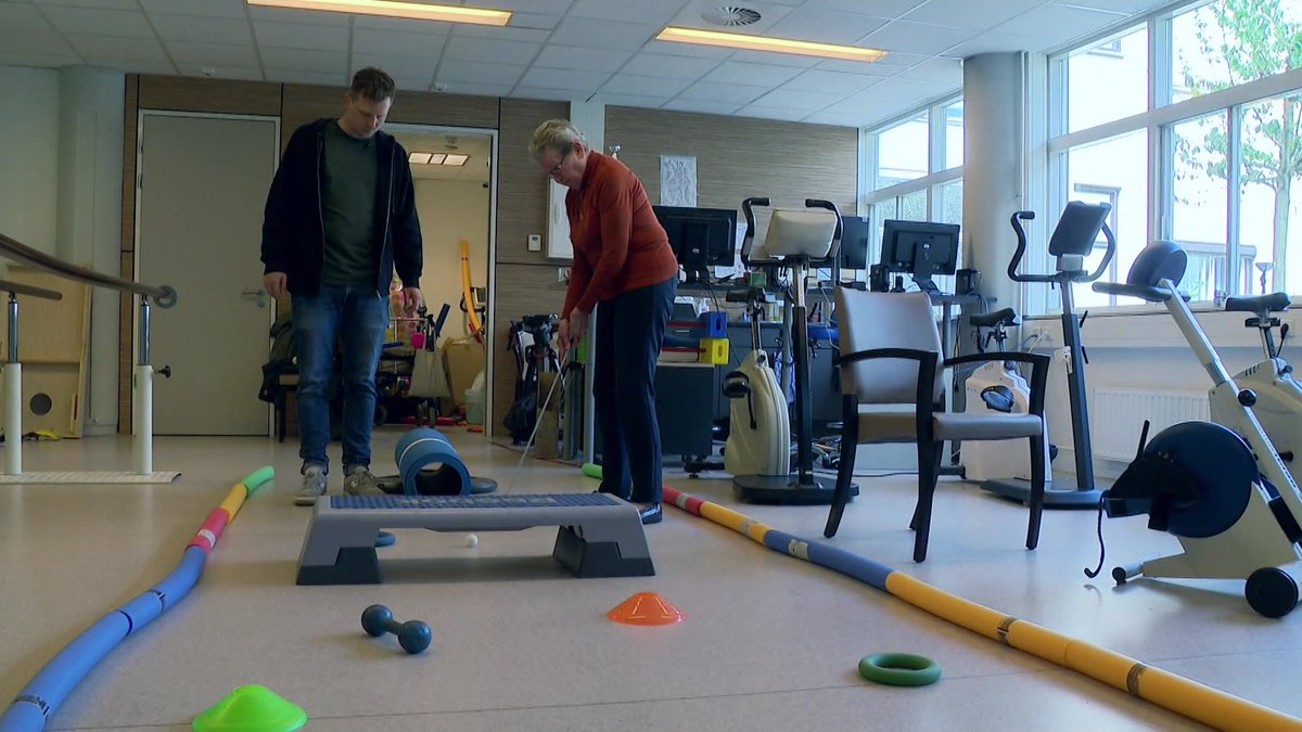 #Niederlande : Joël Kruisselbrink verführt die stursten Sesselhocker zur Bewegung. Seine Kundschaft weiß jedenfalls sofort Bescheid, wenn er anrollt. Und die lebt in einem #Altenheim in #Rotterdam. Heute im @weltspiegel_ARD