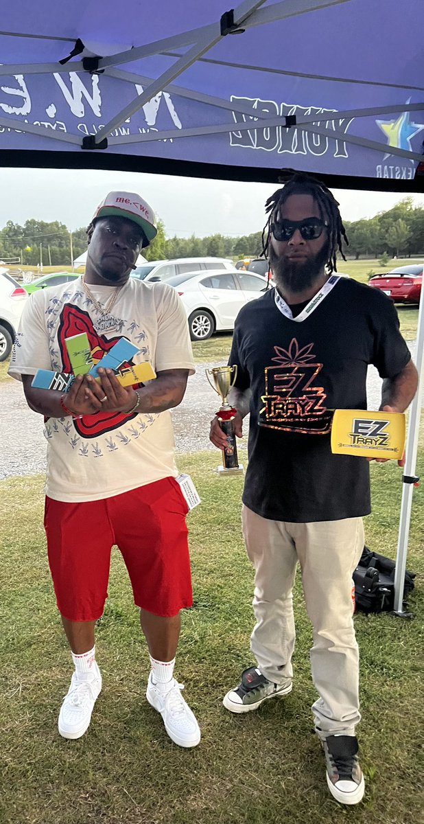 EzTrayz's tweet photo. parlae rocking #theEZway #EzTrayz #RollOnUsSmokeOnUsAshOnUs #BestRollingTrayz #TravelTrayz #awardwinning #demfranchizeboyz #LeanWitIt #YupInMyWhiteTee #OklahomaCannabisAndMusicFestival https://t.co/PJtPJHYiTJ
