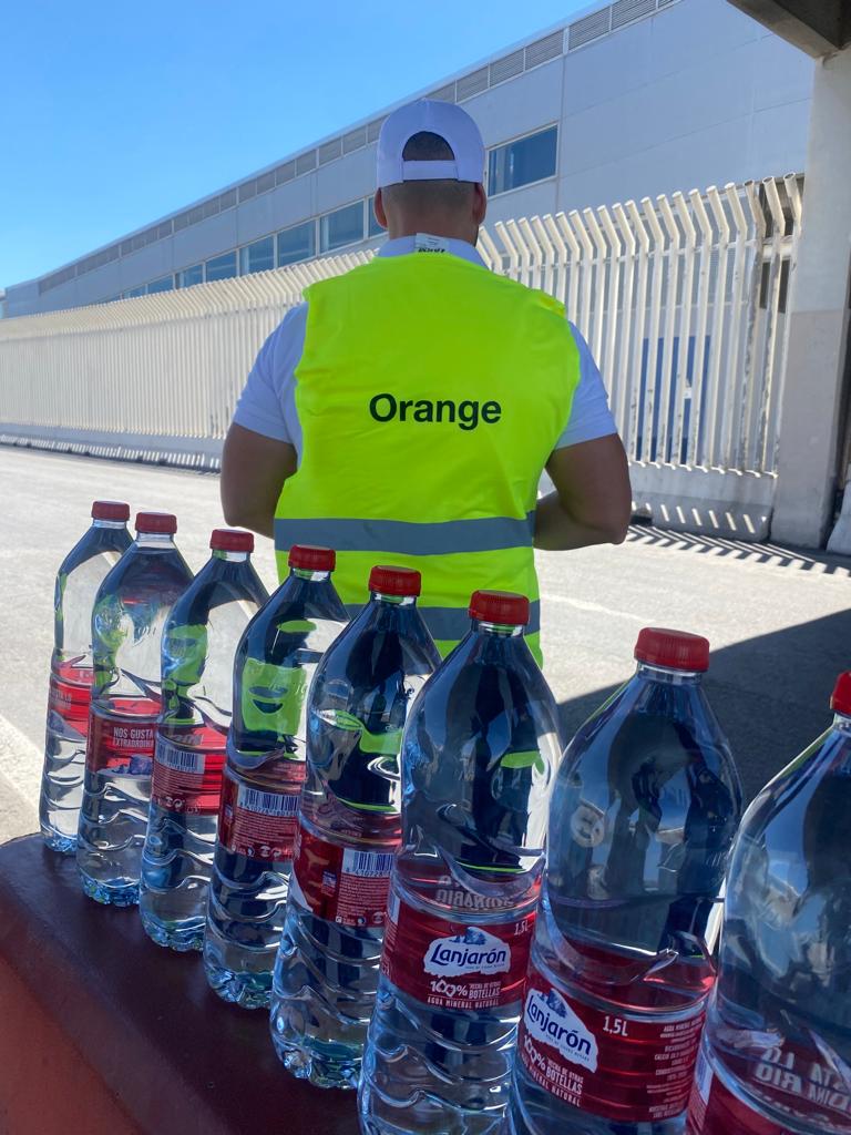 pasodelestrecho's tweet photo. 🇪🇸 Por cortesía del Puerto de #Algeciras, hoy día 27 de Agosto se realizará el reparto gratuito de una botella de agua por vehículo 🚗

#OPE2023 #OperacionRetorno #OperationReturn #opérationretour https://t.co/Hcv0cdYHzO