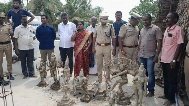 MManimuruga's tweet photo. கடலூர் மாவட்டம் காட்டுமன்னார்கோயில் அடுத்த திருநாரையூர் கிராமத்தில் வீடு கட்ட பள்ளம் தோண்டும் போது தோண்ட தோண்ட பல கோடி மதிப்பிலான ஐம்பொன் சிலைகள் கண்டெடுப்பு இவையெல்லாம் திருநாரையூர் ஆயிரம் ஆண்டு பழமையான பொல்லாபிள்ளையார் கோயிலுக்கு சொந்தமானதாக இருக்கலாம் என தகவல் சோழதேசம் 🔱🙏🔥 https://t.co/iVEcH8snht