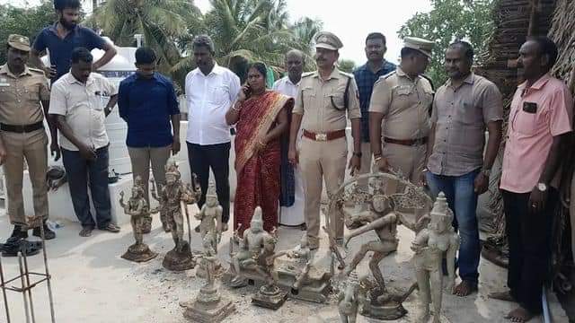 MManimuruga's tweet photo. கடலூர் மாவட்டம் காட்டுமன்னார்கோயில் அடுத்த திருநாரையூர் கிராமத்தில் வீடு கட்ட பள்ளம் தோண்டும் போது தோண்ட தோண்ட பல கோடி மதிப்பிலான ஐம்பொன் சிலைகள் கண்டெடுப்பு இவையெல்லாம் திருநாரையூர் ஆயிரம் ஆண்டு பழமையான பொல்லாபிள்ளையார் கோயிலுக்கு சொந்தமானதாக இருக்கலாம் என தகவல் சோழதேசம் 🔱🙏🔥 https://t.co/iVEcH8snht