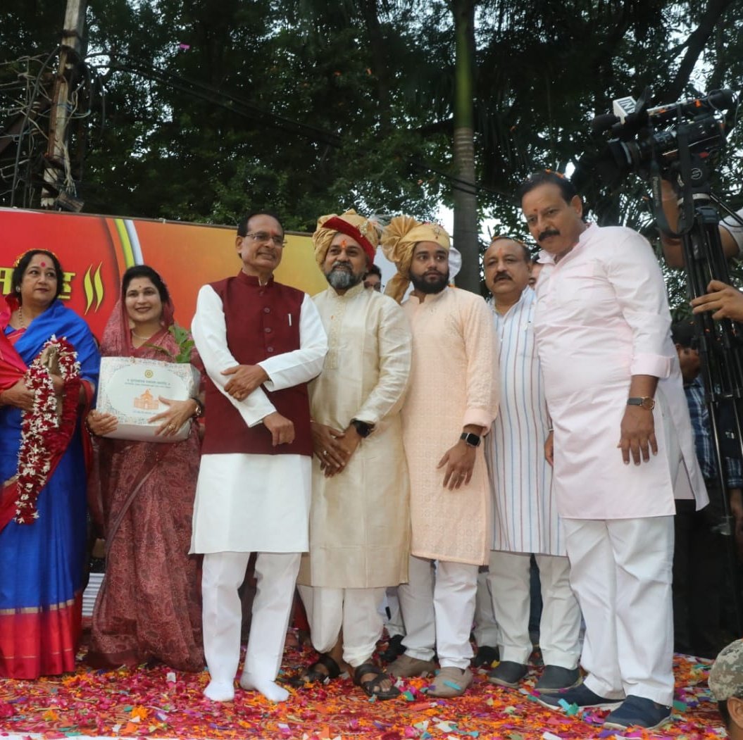 OfficeofSSC's tweet photo. माननीय मुख्यमंत्री श्री @ChouhanShivraj जी ने करुणाधाम आश्रम द्वारा निकाली गई "सेवा परमो धर्म:" वाहन रैली का पुष्पवर्षा कर स्वागत किया और करुणाधाम आश्रम के संत श्री सुदेश शांडिल्य जी का अभिनंदन किया। https://t.co/UjMYQ1gLSz