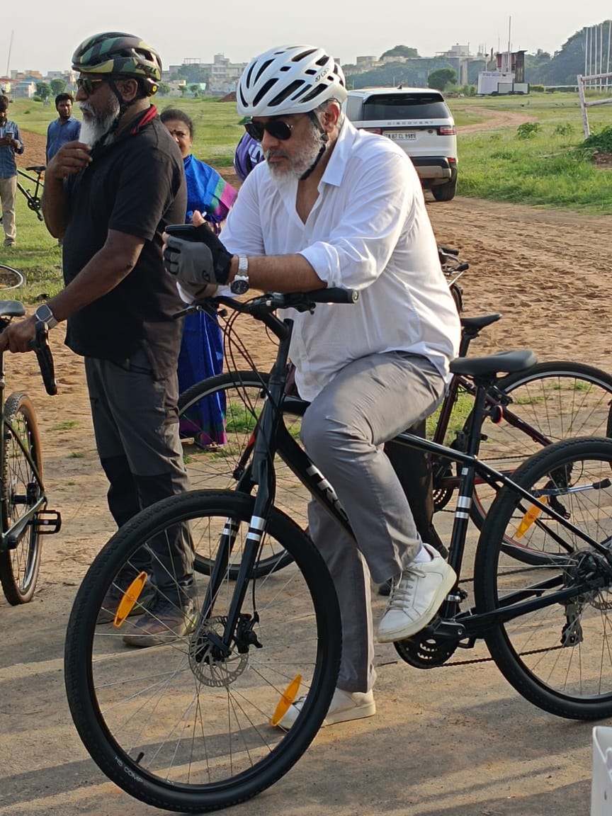 Nelson_Ji's tweet photo. Style'u Style'u dha 🤩 
Neenga Super Style'u dha 😎

#Ajithkumar #Vidaamuyarchi https://t.co/g59BJ6pqda