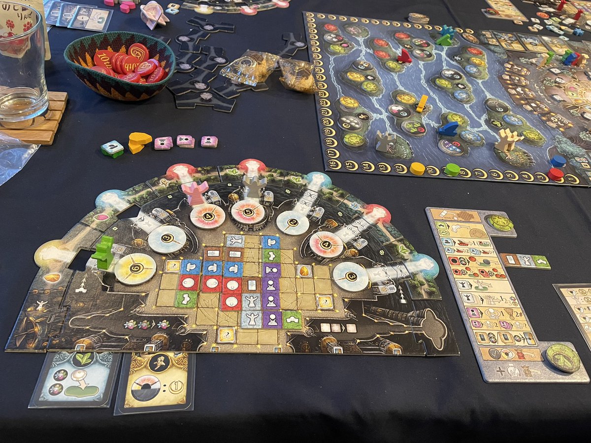 Piedras_Negras's tweet photo. 8月に遊んだボードゲーム
その1: bonfire 
珍しく自分が勝った https://t.co/YFsjgOVcGH