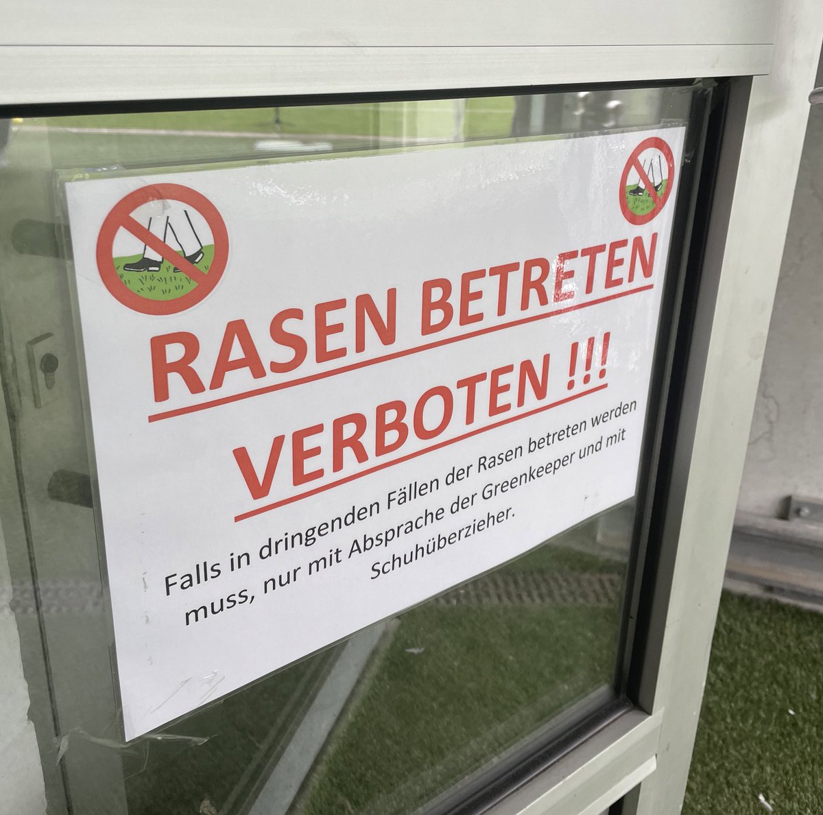 HallescherFC's tweet photo. Ausnahme heute ? @svw07 🔴⚪️ #SVWHFC https://t.co/fuL07SmmRR