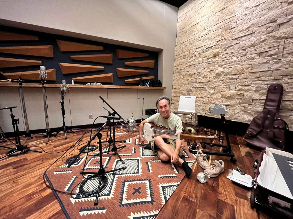 tks_nsmt's tweet image. recording session
Thanks again for the opportunity, @MitsutoSuzuki ! 
レコーディングでした。
この機会に感謝いたします、Mitsuto-san! 
#recordingsession  #sarod #guitar