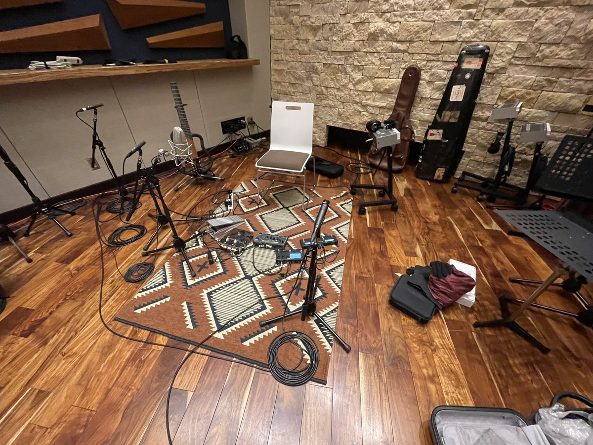 tks_nsmt's tweet image. recording session
Thanks again for the opportunity, @MitsutoSuzuki ! 
レコーディングでした。
この機会に感謝いたします、Mitsuto-san! 
#recordingsession  #sarod #guitar