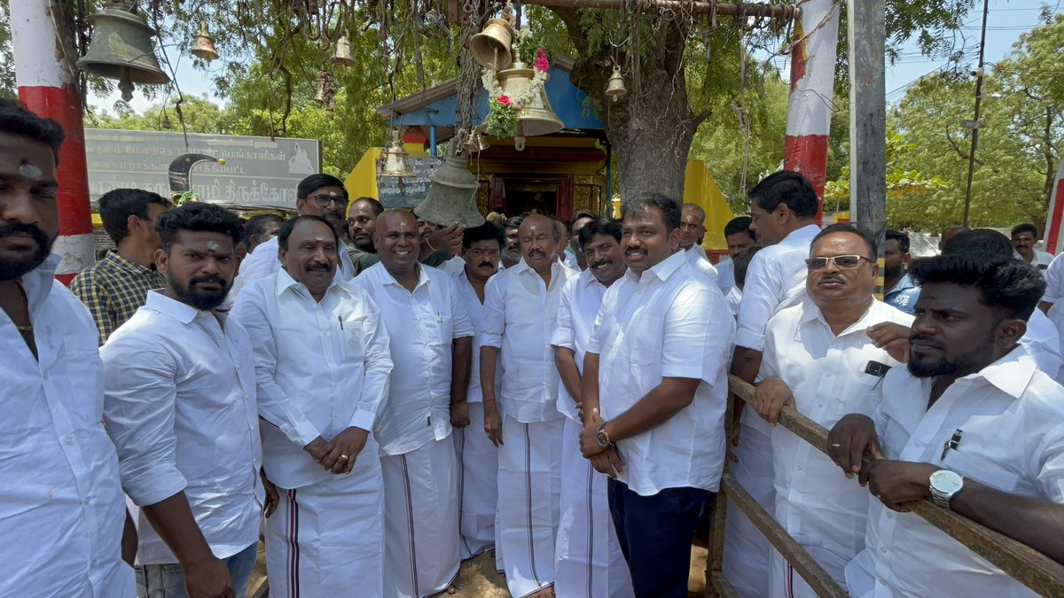 ReYas_MukThar's tweet photo. கழக எழுச்சி மாநாடு மிகப்பெரிய வெற்றி பெற்றதையடுத்து கழக தகவல் தொழில்நுட்பச் செயலாளர் அண்ணண் VVR.Rajsatyen அவர்கள் மாநாடு நடைப்பெற்ற இடத்தின் எதிரே அமைந்துள்ள கருப்பணசுவாமி கோவிலுக்கு ராட்ச கோவில் மணியை காணிக்கையாக அளித்தார் ❤️
@satyenaiadmk
#AIADMK_எழுச்சிமாநாடு
#EPS #VVRR #VVR https://t.co/1OTAQGDNJu