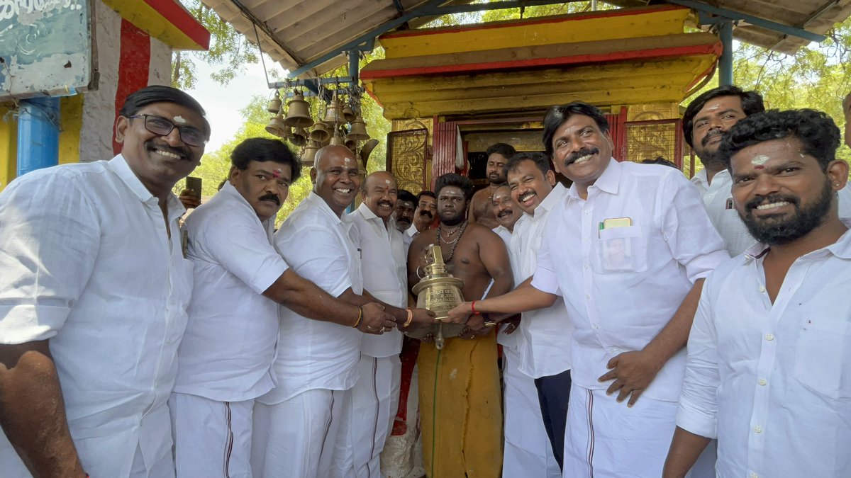 ReYas_MukThar's tweet photo. கழக எழுச்சி மாநாடு மிகப்பெரிய வெற்றி பெற்றதையடுத்து கழக தகவல் தொழில்நுட்பச் செயலாளர் அண்ணண் VVR.Rajsatyen அவர்கள் மாநாடு நடைப்பெற்ற இடத்தின் எதிரே அமைந்துள்ள கருப்பணசுவாமி கோவிலுக்கு ராட்ச கோவில் மணியை காணிக்கையாக அளித்தார் ❤️
@satyenaiadmk
#AIADMK_எழுச்சிமாநாடு
#EPS #VVRR #VVR https://t.co/1OTAQGDNJu