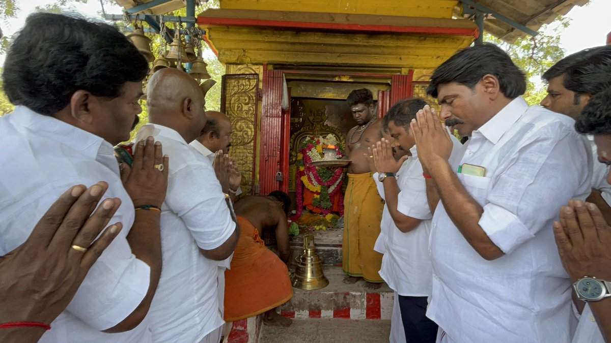 ReYas_MukThar's tweet photo. கழக எழுச்சி மாநாடு மிகப்பெரிய வெற்றி பெற்றதையடுத்து கழக தகவல் தொழில்நுட்பச் செயலாளர் அண்ணண் VVR.Rajsatyen அவர்கள் மாநாடு நடைப்பெற்ற இடத்தின் எதிரே அமைந்துள்ள கருப்பணசுவாமி கோவிலுக்கு ராட்ச கோவில் மணியை காணிக்கையாக அளித்தார் ❤️
@satyenaiadmk
#AIADMK_எழுச்சிமாநாடு
#EPS #VVRR #VVR https://t.co/1OTAQGDNJu