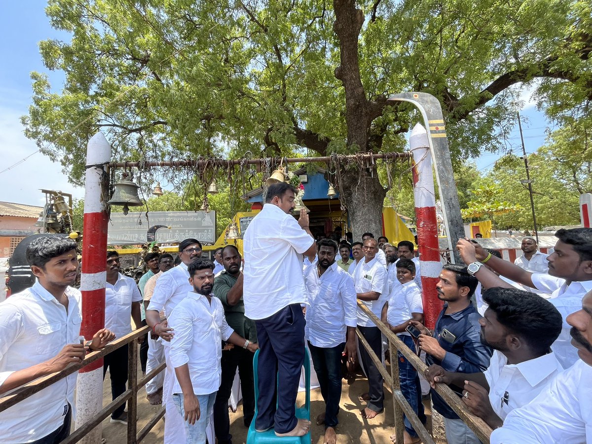 ReYas_MukThar's tweet photo. கழக எழுச்சி மாநாடு மிகப்பெரிய வெற்றி பெற்றதையடுத்து கழக தகவல் தொழில்நுட்பச் செயலாளர் அண்ணண் VVR.Rajsatyen அவர்கள் மாநாடு நடைப்பெற்ற இடத்தின் எதிரே அமைந்துள்ள கருப்பணசுவாமி கோவிலுக்கு ராட்ச கோவில் மணியை காணிக்கையாக அளித்தார் ❤️
@satyenaiadmk
#AIADMK_எழுச்சிமாநாடு
#EPS #VVRR #VVR https://t.co/1OTAQGDNJu