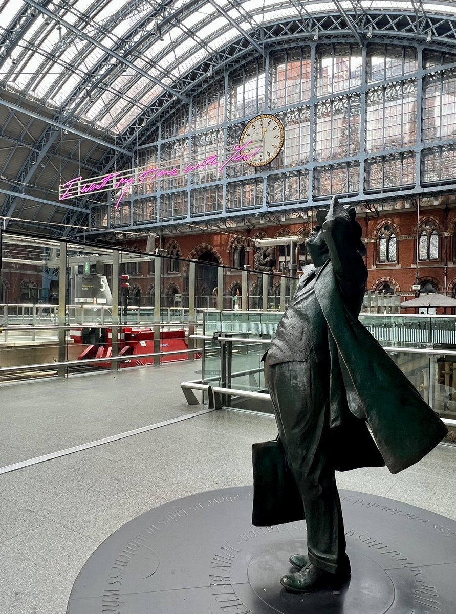 NYcheesy's tweet photo. Art in St Pancras International Station, London 🚂

‘I Want My Time With You’
#TraceyEmin 

‘Statue of John Betjeman’
#MartinJennings

‘The Meeting Place’ aka ‘The Lovers Statue’ 
#PaulDay https://t.co/hsX9f1DWGj