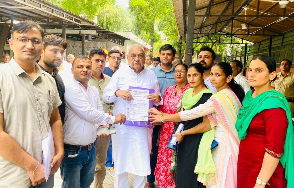 BhupinderShooda's tweet photo. आउटसोर्स पार्ट-2 कर्मचारियों के प्रतिनिधिमंडल ने नियमितीकरण पॉलिसी के तहत उनके रोजगार को सुरक्षित और वेतन वृद्धि समेत अन्य मांगों से जुड़ा ज्ञापन सौंपा।

कांग्रेस पार्टी कर्मचारियों की रोज़ी-रोटी बचाने के मुद्दे को पुरजोर ढंग से विधानसभा में सरकार के समक्ष रखकर उनका समाधान कराने का प्रयास करेगी।