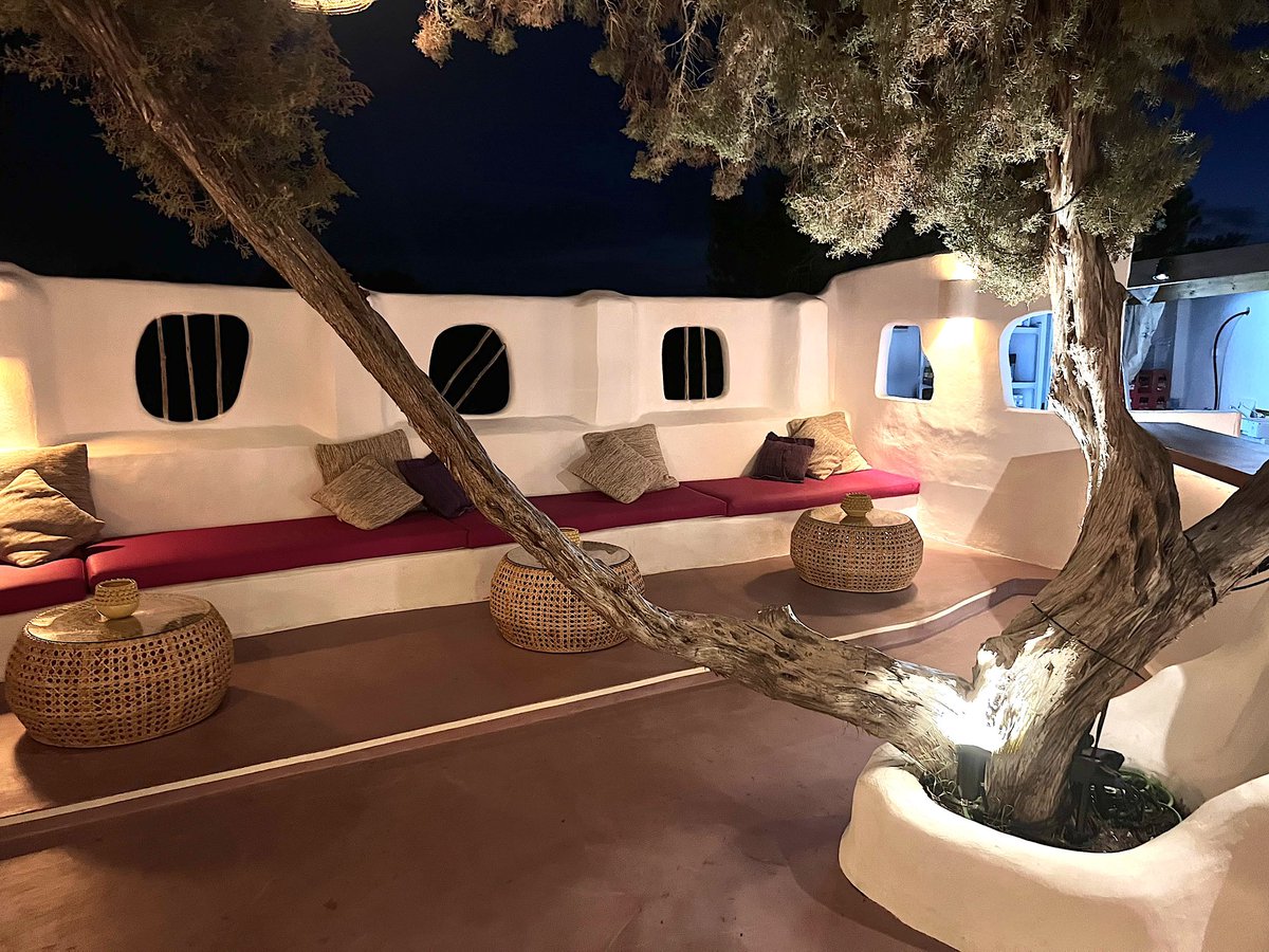los_suruba's tweet photo. Dicen que Formentera siempre es una buena idea! Asi que como ya ha salido el sol, hoy hacemos doble gig ahí, primero en Casa Pacha de 18 a 21 junto a Aigua y por la noche en Pachacha también con él 🍒 🔥
#lossuruba #formentera @pacha #pacha #casapacha #pachacha #b4bookings https://t.co/IboI3WU5iy