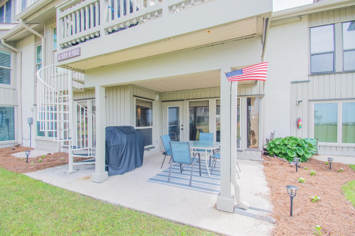 FrippIslandRsrt's tweet image. Discover the charm of 131 Captain John Fripp Villa! 🍂🌴 A cozy 2-bed, 2-bath condo tailor-made for your unforgettable #fallgetaway. Explore more: buff.ly/3qKhaYY  🏖️ 

#vacationbliss #frippinit #frippislandresort #spotlightsunday #getaway