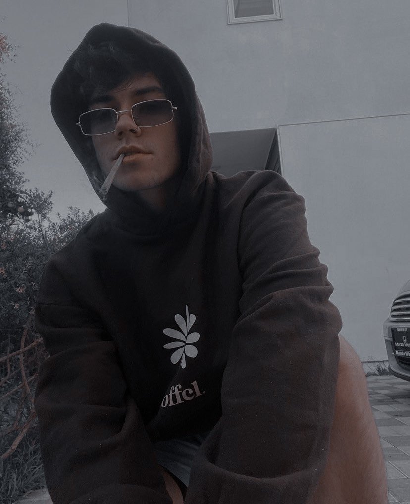 thebadawson's tweet photo. ⠀

sweatshirt elektra’dan, gözlükse asteria’dan. çaldığımdan haberleri yoktu ama hayali arkadaşım madam louise bu fotoğrafları paylaşmam için çok ısrar etti. https://t.co/ggrsZS3Elh