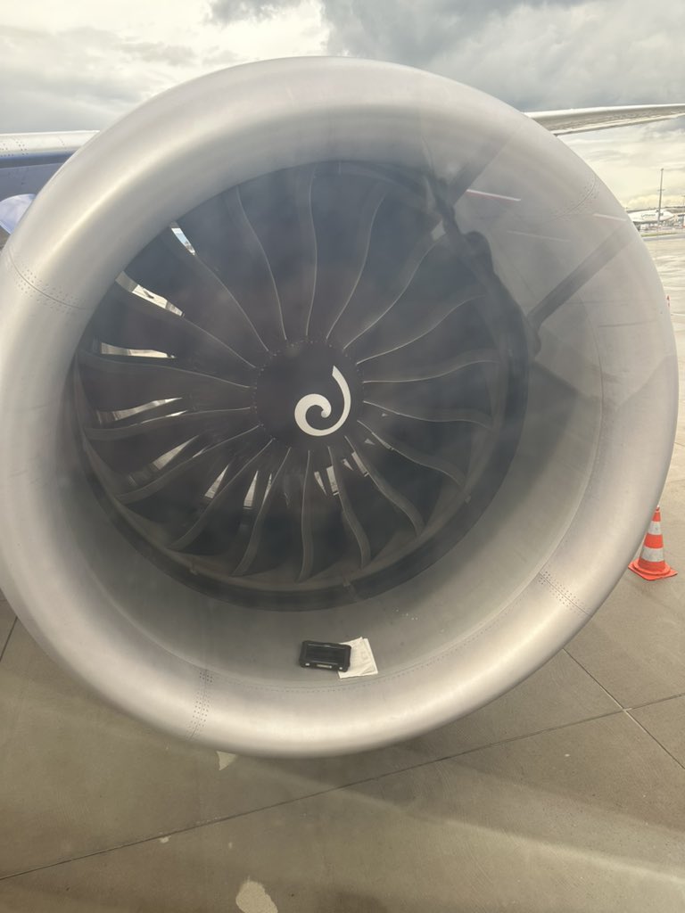 Jaybird_141's tweet photo. Does this make anyone else cringe?! #fod #jetenginesdontlikey #bestpractices #aviation #pilotlife #mechaniclife @united https://t.co/GU2F3H9GOg