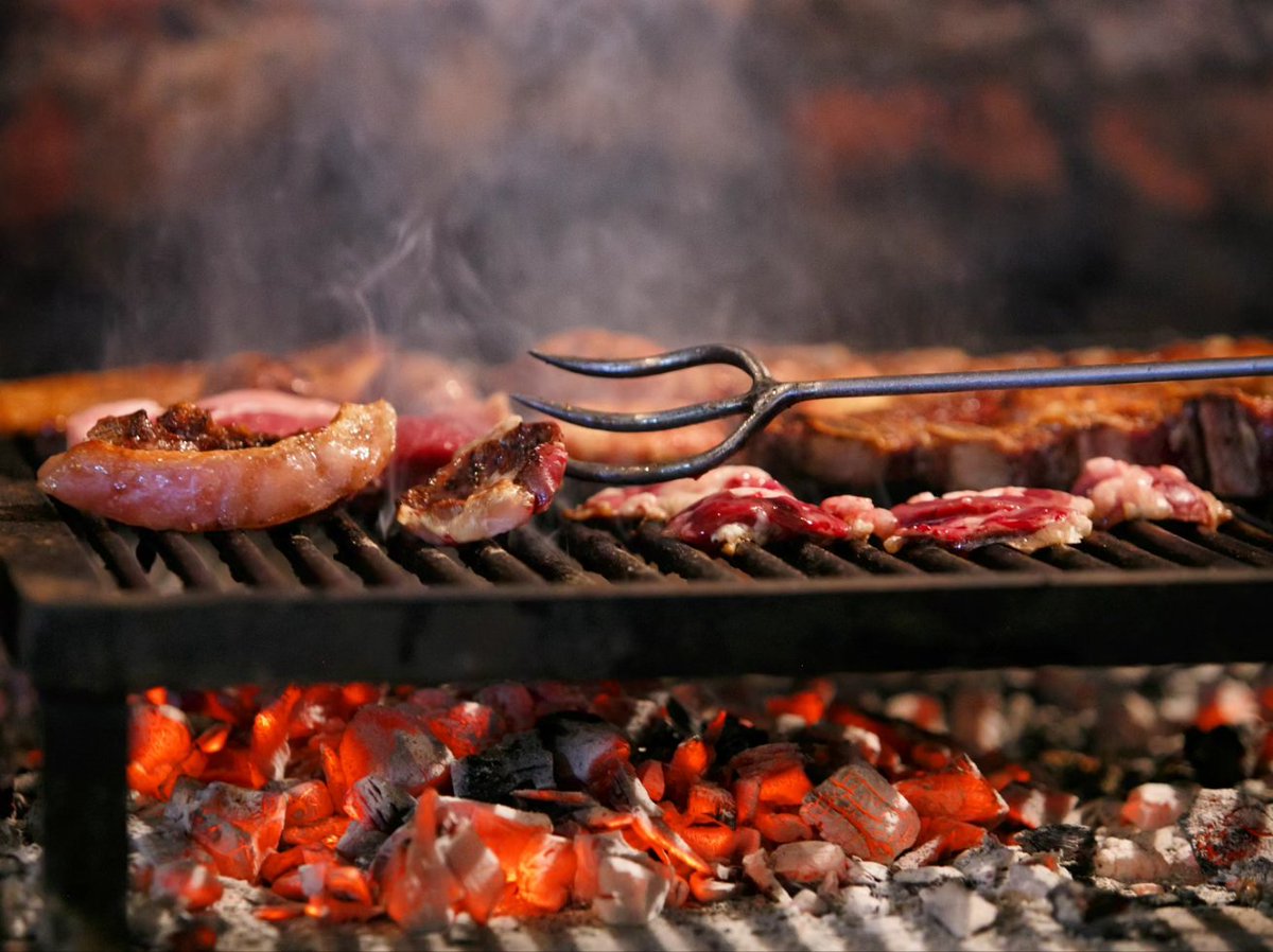 TurismoJesusMar's tweet photo. Sabores que reúnen historias: En Jesús María, dejá que el aroma del asado se convierta en un recuerdo inolvidable. 🔥🥩 https://t.co/27B5YMdaV5