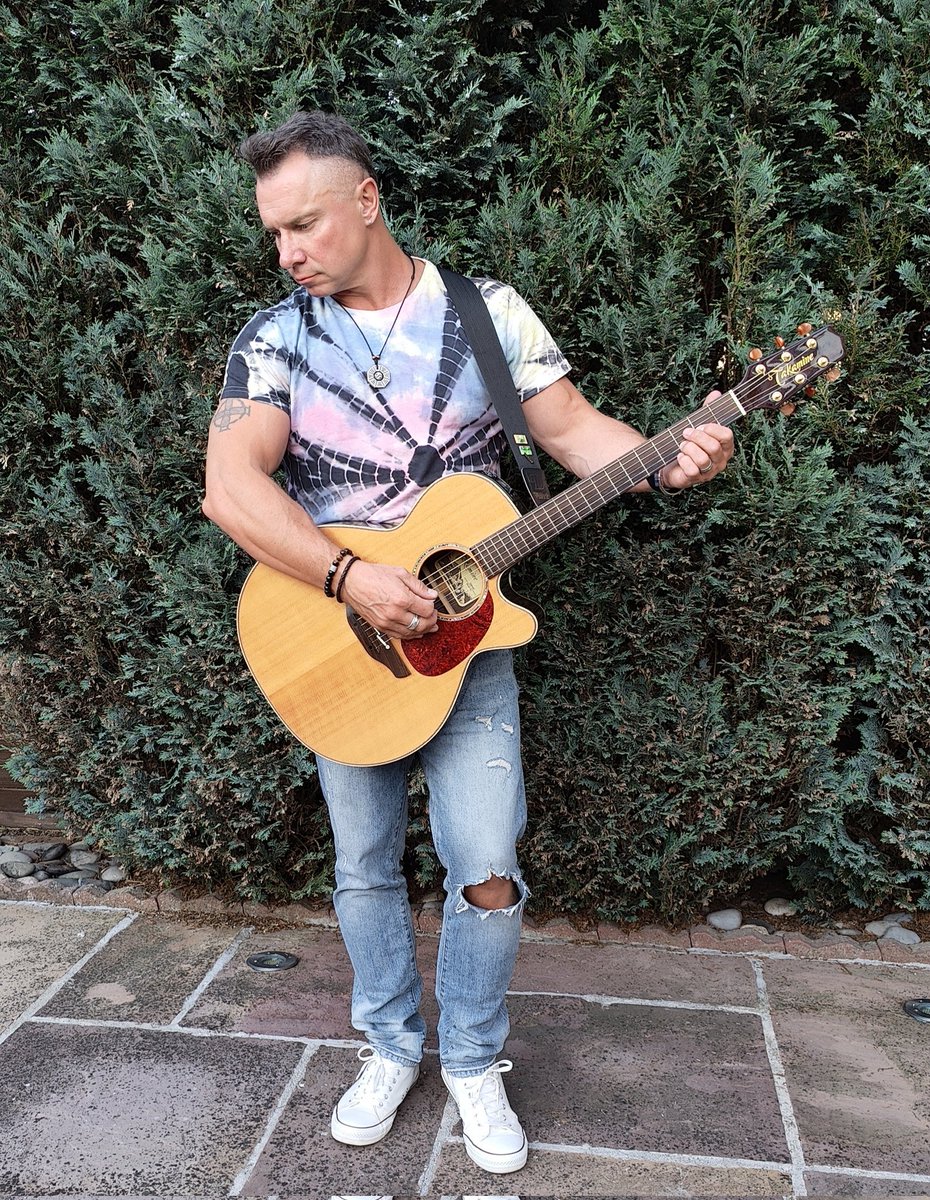 dariusmileris's tweet photo. Mūsų laikas gimdo vienatvę
Maištą širdy kiekvienoj
Kas pasakys kad gali
Išlikt savim minioj
#lyrika #nojuslive #dariusmileris https://t.co/vbkKNMKTbX